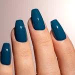 Gel semipermanente soak off azul verdoso Simply MUSA SP038 aplicado en uñas, Musa Nails