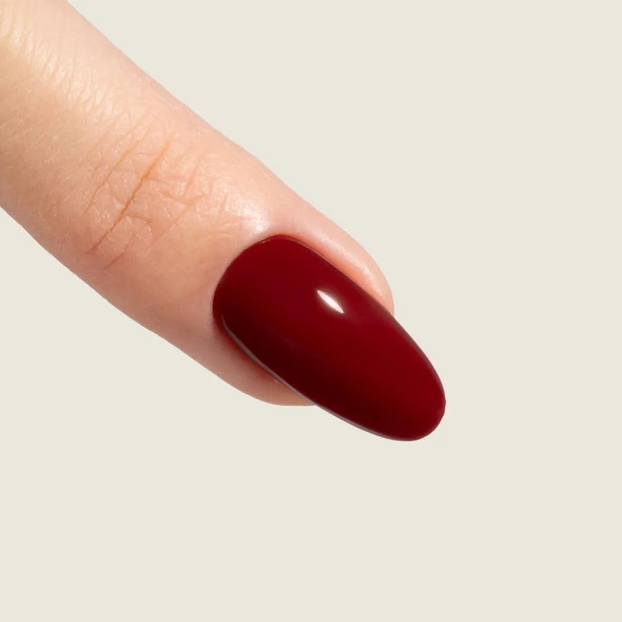 Gel semipermanente soak off burdeos Simply MUSA SP020 aplicado en uñas, Musa Nails