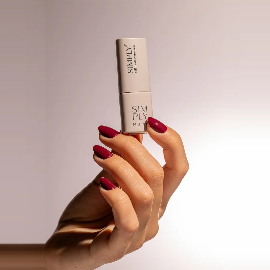 Gel semipermanente soak off ciruela Simply MUSA SP025 aplicado en uñas, Musa Nails