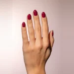 Gel semipermanente soak off ciruela Simply MUSA SP025 aplicado en uñas, Musa Nails