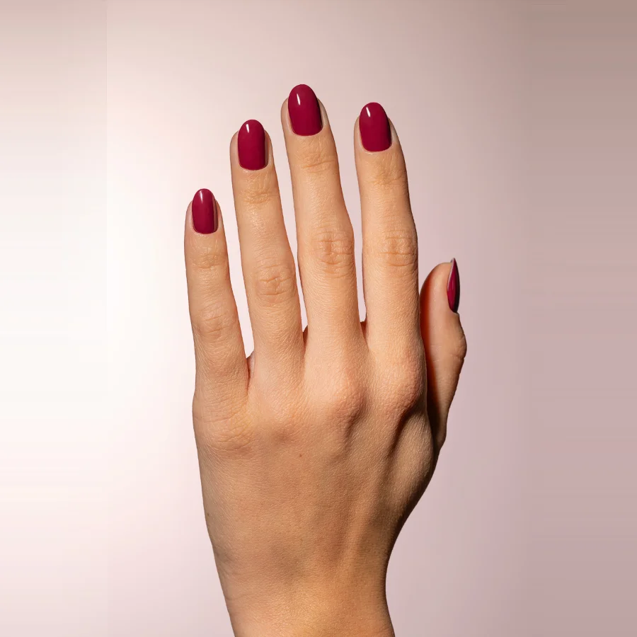 Gel semipermanente soak off ciruela Simply MUSA SP025 aplicado en uñas, Musa Nails