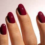 Gel semipermanente soak off ciruela Simply MUSA SP025 aplicado en uñas, Musa Nails