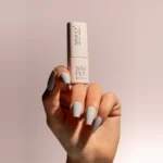 Gel semipermanente soak off gris claro Simply MUSA SP036 aplicado en uñas, Musa Nails