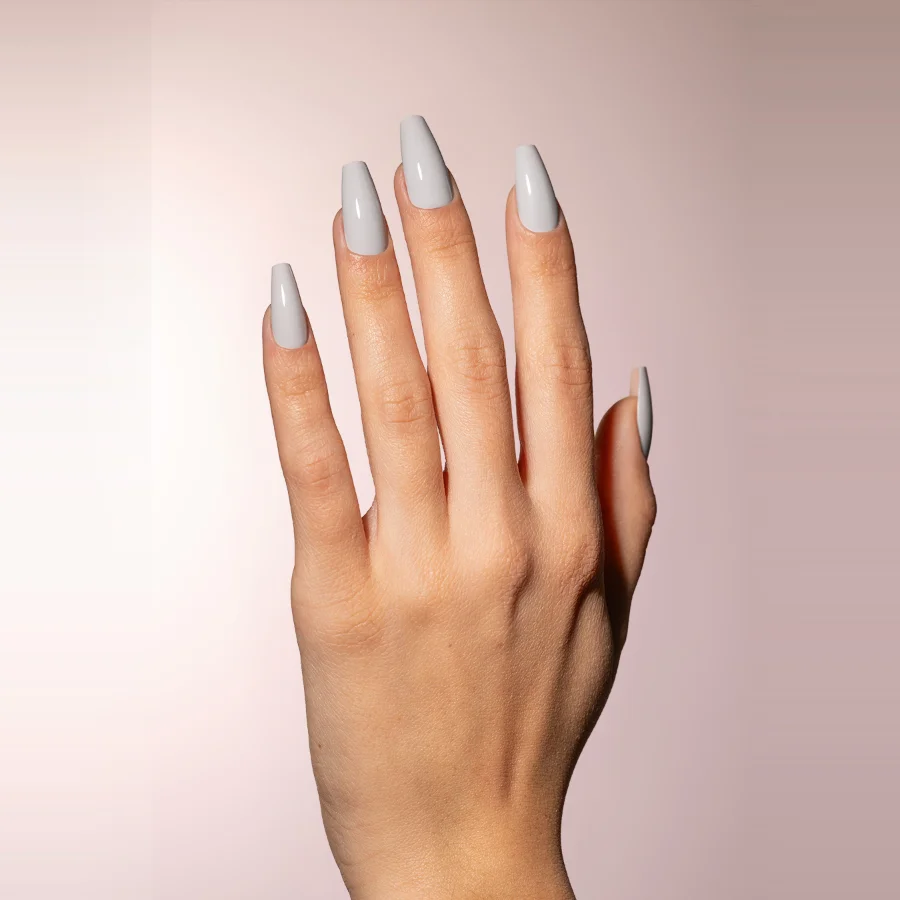 Gel semipermanente soak off gris claro Simply MUSA SP036 aplicado en uñas, Musa Nails