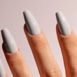 Gel semipermanente soak off gris claro Simply MUSA SP036 aplicado en uñas, Musa Nails