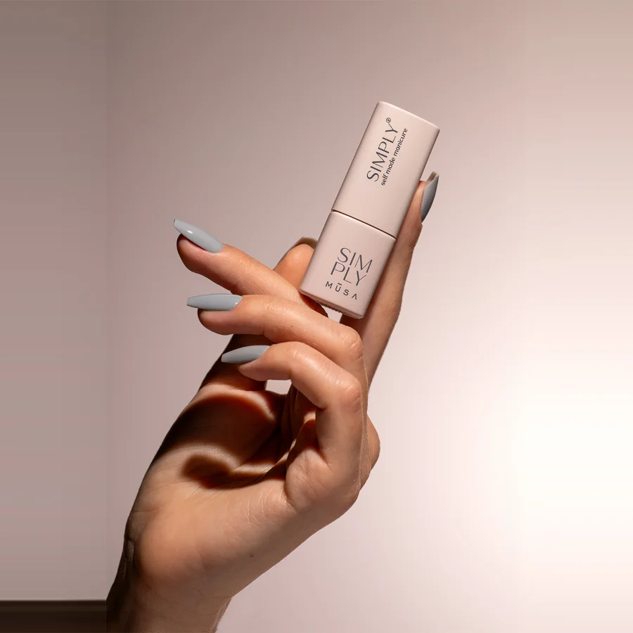 Gel semipermanente soak off gris humo Simply MUSA SP042 aplicado en uñas, Musa Nails