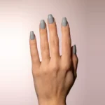Gel semipermanente soak off gris humo Simply MUSA SP042 aplicado en uñas, Musa Nails
