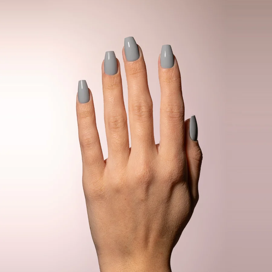 Gel semipermanente soak off gris humo Simply MUSA SP042 aplicado en uñas, Musa Nails