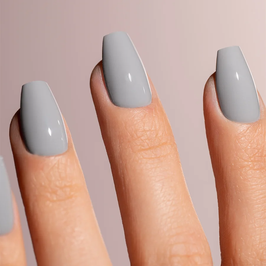 Gel semipermanente soak off gris humo Simply MUSA SP042 aplicado en uñas, Musa Nails