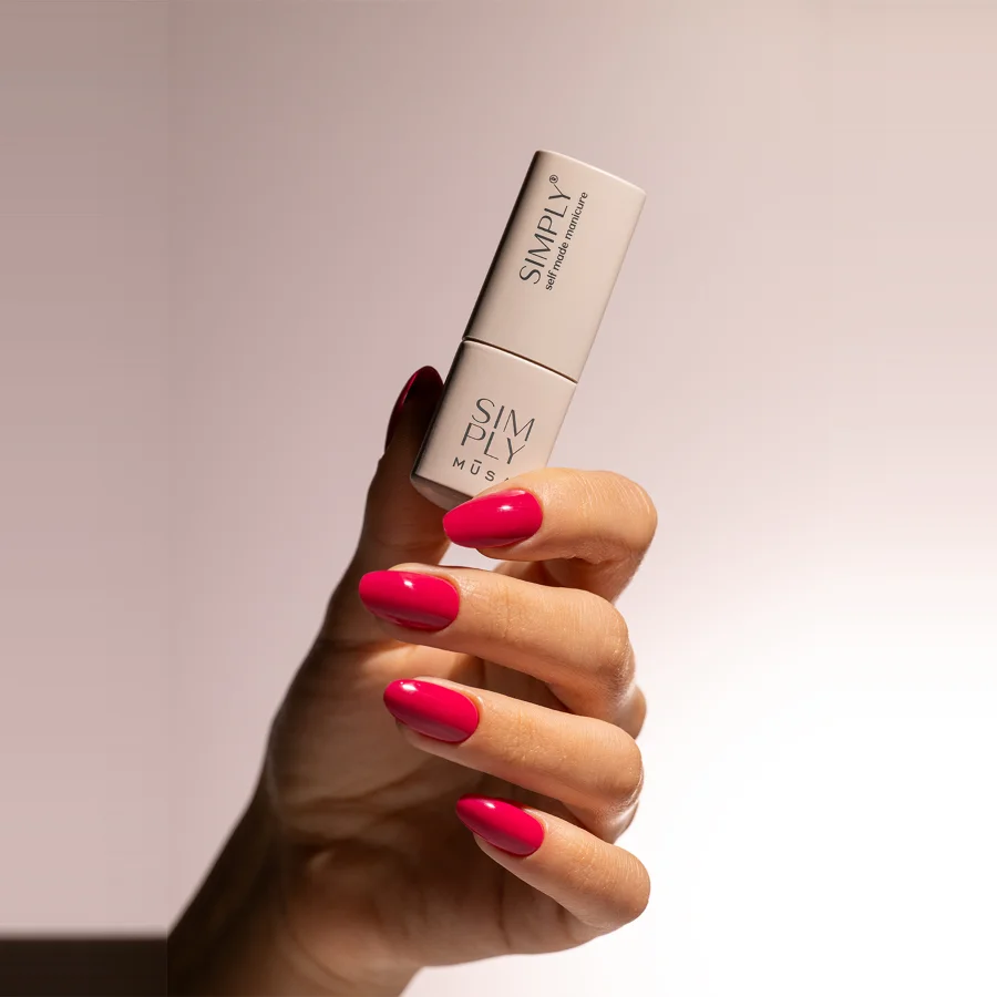 Gel semipermanente soak off magenta Simply MUSA SP029 aplicado en uñas, Musa Nails