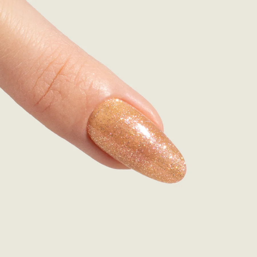 Gel semipermanente soak off oro glitter Simply MUSA SP004 aplicado en uñas, Musa Nails