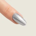 Gel semipermanente soak off plata Simply MUSA SP003 aplicado en uñas, Musa Nails