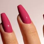 Gel semipermanente soak off rosa intenso Simply MUSA SP027 aplicado en uñas, Musa Nails