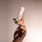 Gel semipermanente soak off verde bosque Simply MUSA SP044 aplicado en uñas, Musa Nails