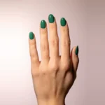 Gel semipermanente soak off verde bosque Simply MUSA SP044 aplicado en uñas, Musa Nails