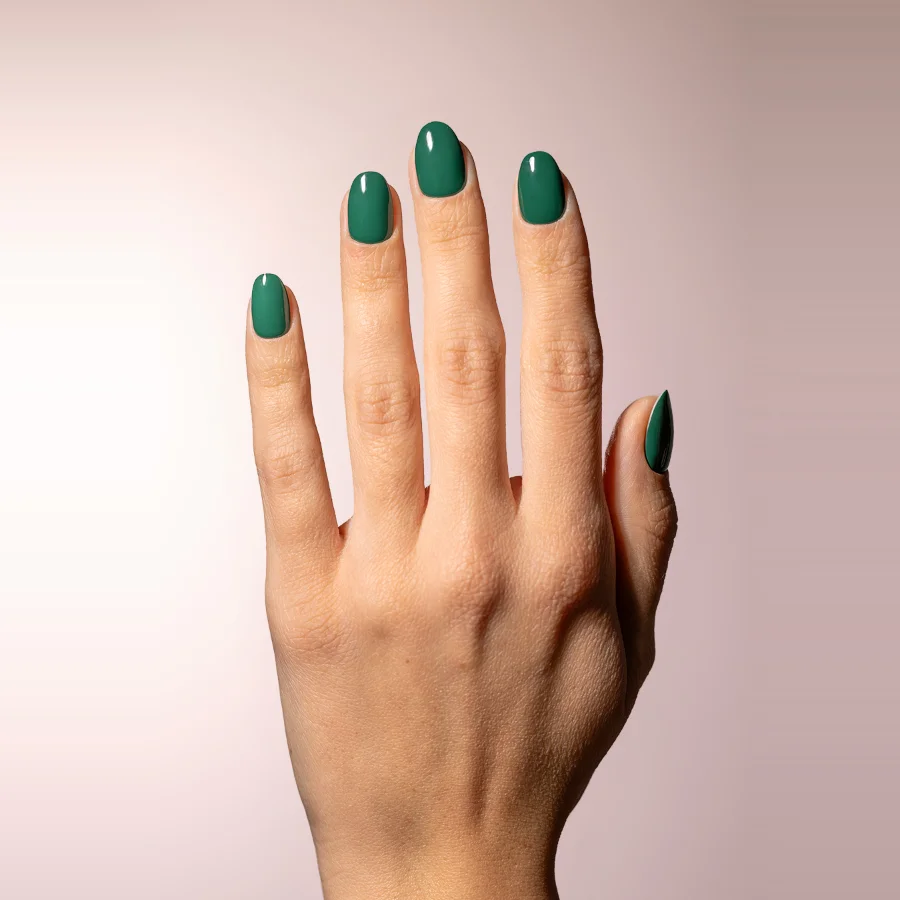 Gel semipermanente soak off verde bosque Simply MUSA SP044 aplicado en uñas, Musa Nails
