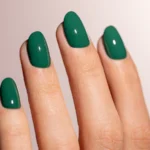Gel semipermanente soak off verde bosque Simply MUSA SP044 aplicado en uñas, Musa Nails