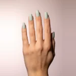 Gel semipermanente soak off verde pastel Simply MUSA SP046 aplicado en uñas, Musa Nails