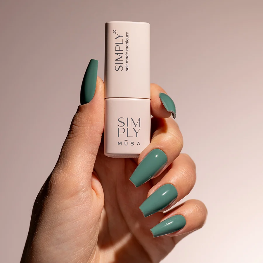 Gel semipermanente soak off verde salvia Simply MUSA SP045 aplicado en uñas, Musa Nails