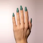 Gel semipermanente soak off verde salvia Simply MUSA SP045 aplicado en uñas, Musa Nails