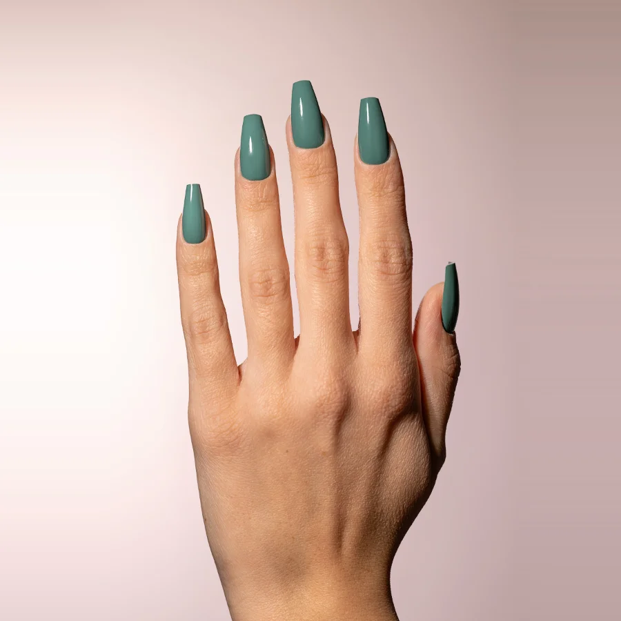 Gel semipermanente soak off verde salvia Simply MUSA SP045 aplicado en uñas, Musa Nails