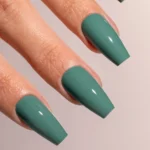 Gel semipermanente soak off verde salvia Simply MUSA SP045 aplicado en uñas, Musa Nails