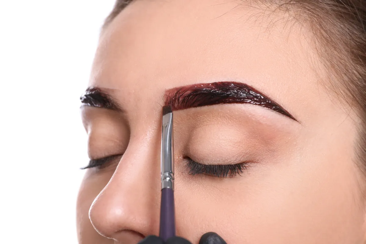 Aplicación de tinte de cejas con pincel tras el laminado – Musa Nails