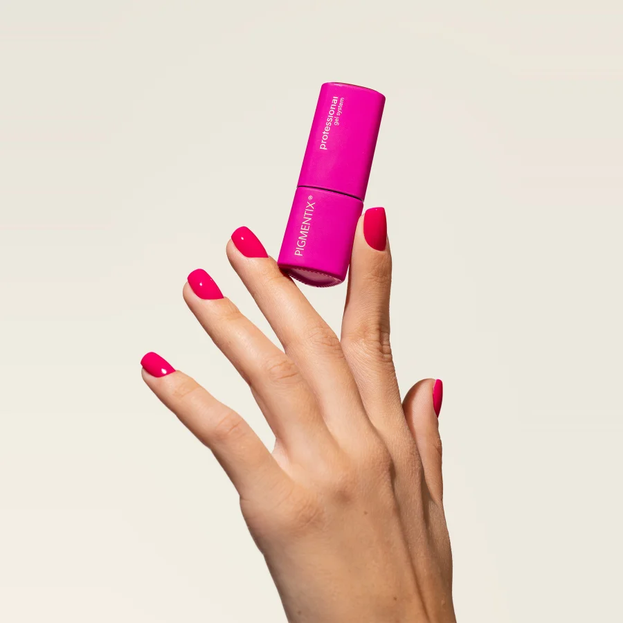Esmalte semipermanente rosa barbie Pigmentix® Barbie 55 aplicado en uñas, Musa Nails