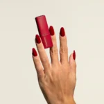 Esmalte semipermanente borgoña oscuro Pigmentix® Bossanova 004 aplicado en uñas, Musa Nails
