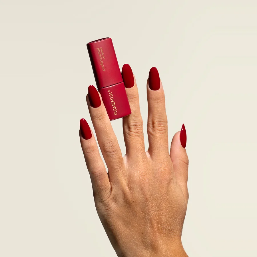 Esmalte semipermanente borgoña oscuro Pigmentix® Bossanova 004 aplicado en uñas, Musa Nails