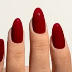 Esmalte semipermanente borgoña oscuro Pigmentix® Bossanova 004 aplicado en uñas, Musa Nails