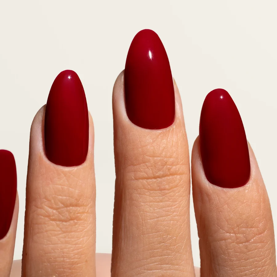 Esmalte semipermanente borgoña oscuro Pigmentix® Bossanova 004 aplicado en uñas, Musa Nails