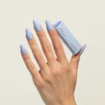 Esmalte semipermanente azul nube Pigmentix® Cloud 046 aplicado en uñas, Musa Nails