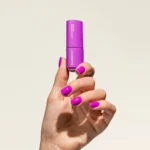 Esmalte semipermanente morado orquídea Pigmentix® Dream 56 aplicado en uñas, Musa Nails