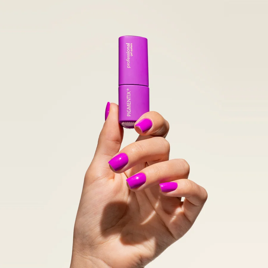 Esmalte semipermanente morado orquídea Pigmentix® Dream 56 aplicado en uñas, Musa Nails