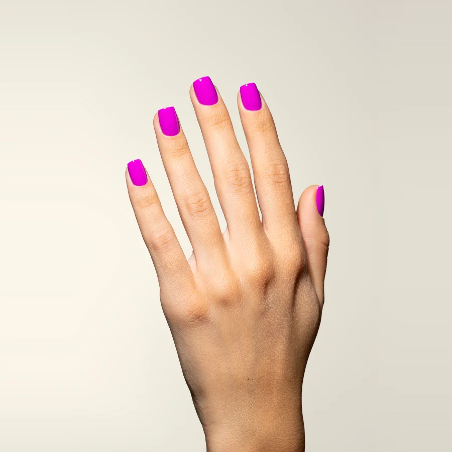 Esmalte semipermanente morado orquídea Pigmentix® Dream 56 aplicado en uñas, Musa Nails