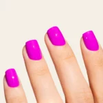 Esmalte semipermanente morado orquídea Pigmentix® Dream 56 aplicado en uñas, Musa Nails