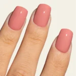 Esmalte semipermanente rosa empolvado Pigmentix® Dusty Rose 023 aplicado en uñas, Musa Nails