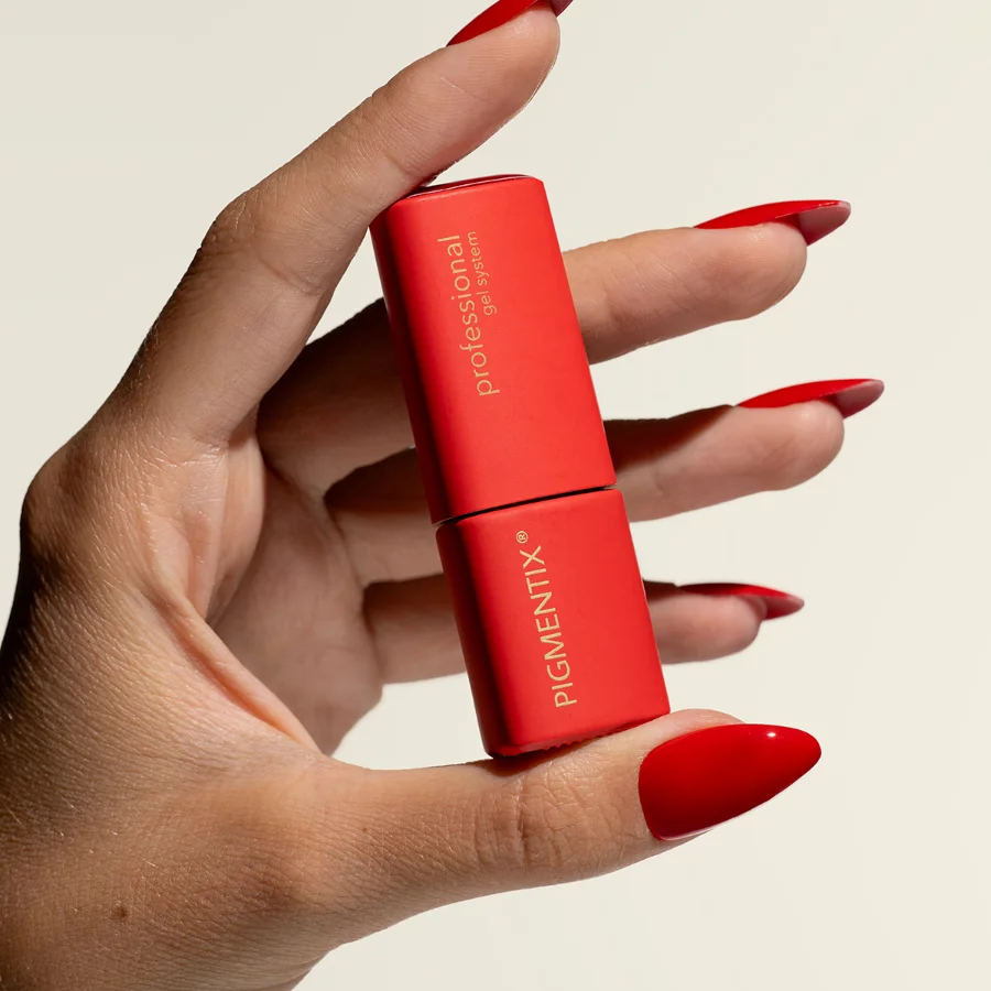 Esmalte semipermanente rojo clásico Pigmentix® Iconic Red 012 aplicado en uñas, Musa Nails