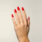 Esmalte semipermanente rojo clásico Pigmentix® Iconic Red 012 aplicado en uñas, Musa Nails