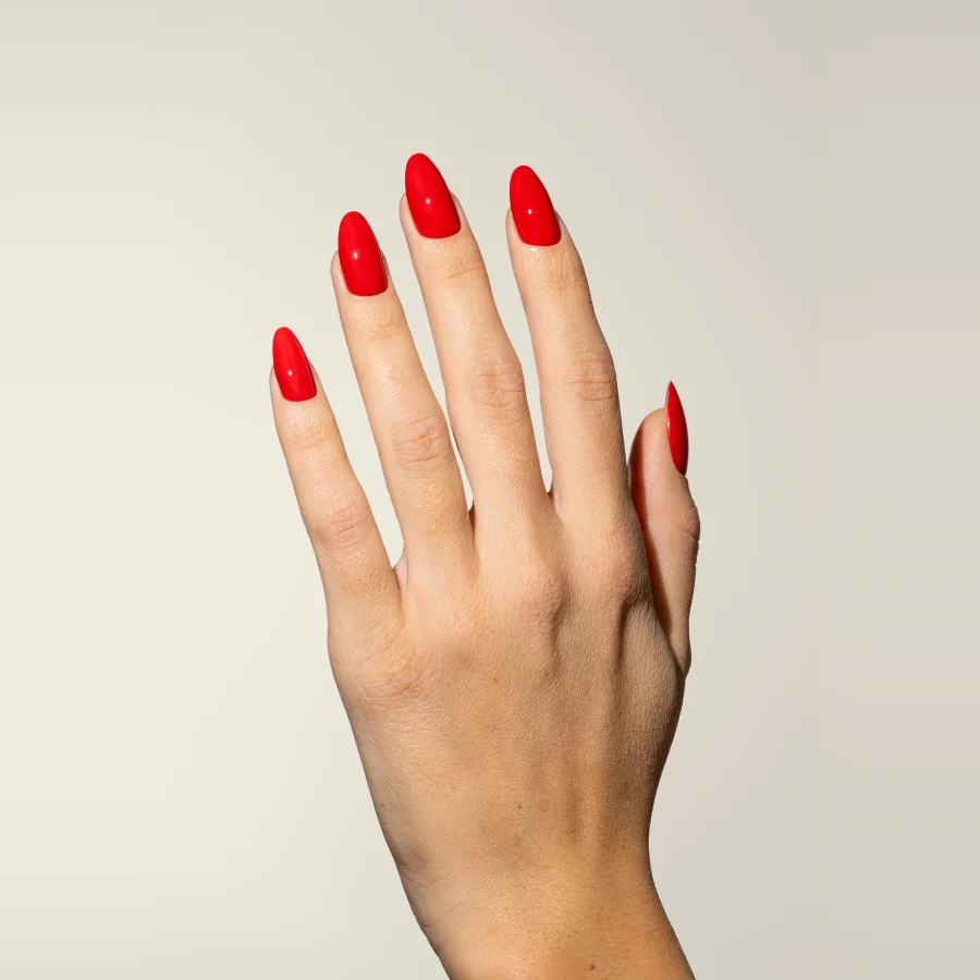 Esmalte semipermanente rojo clásico Pigmentix® Iconic Red 012 aplicado en uñas, Musa Nails