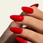 Esmalte semipermanente rojo clásico Pigmentix® Iconic Red 012 aplicado en uñas, Musa Nails