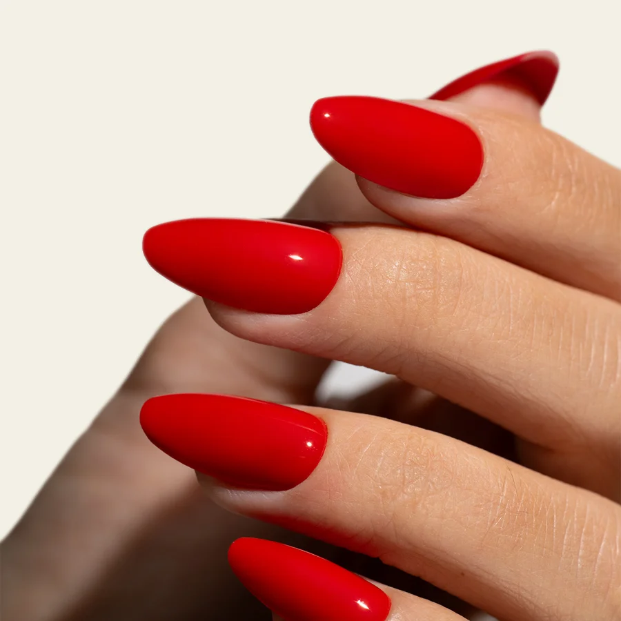 Esmalte semipermanente rojo clásico Pigmentix® Iconic Red 012 aplicado en uñas, Musa Nails