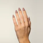 Esmalte semipermanente malva grisáceo Pigmentix® Iris Dust 026 aplicado en uñas, Musa Nails