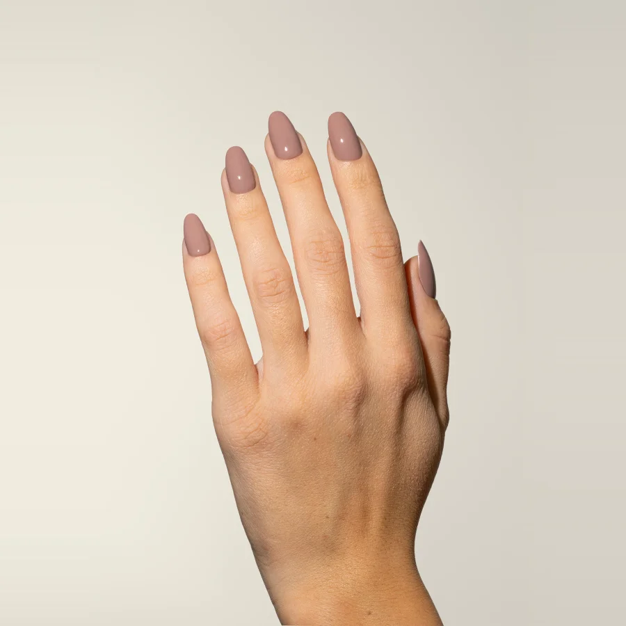 Esmalte semipermanente malva grisáceo Pigmentix® Iris Dust 026 aplicado en uñas, Musa Nails