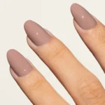 Esmalte semipermanente malva grisáceo Pigmentix® Iris Dust 026 aplicado en uñas, Musa Nails