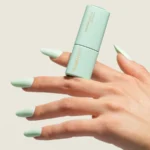 Esmalte semipermanente verde agua Pigmentix® Lagoon 044 aplicado en uñas, Musa Nails