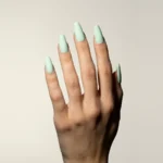 Esmalte semipermanente verde agua Pigmentix® Lagoon 044 aplicado en uñas, Musa Nails