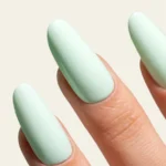 Esmalte semipermanente verde agua Pigmentix® Lagoon 044 aplicado en uñas, Musa Nails