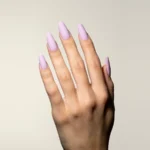Esmalte semipermanente lavanda Pigmentix® Lavender 042 aplicado en uñas, Musa Nails